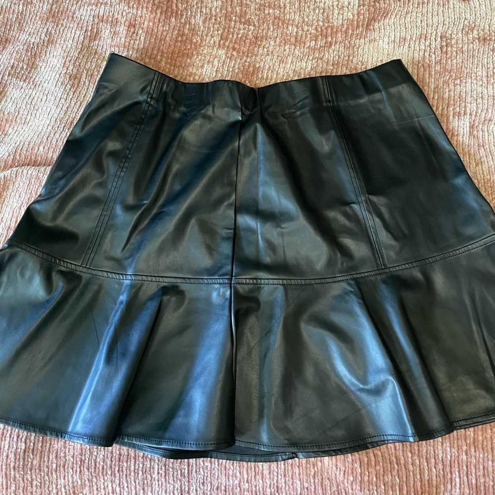 Cute faux leather skirt.. perfect for a date night.